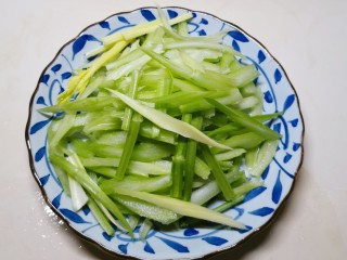 3、芹菜炒木耳,切段