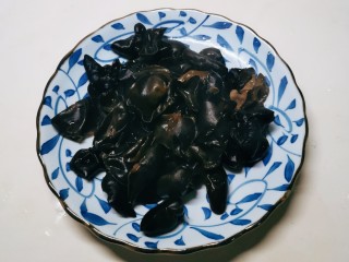 6、芹菜炒木耳,捞出备用