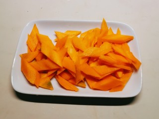 7、芹菜炒木耳,胡萝卜切片