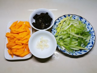 8、芹菜炒木耳,葱切片 食材处理好了