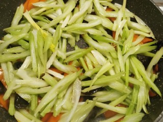 13、芹菜炒木耳,翻炒1分钟