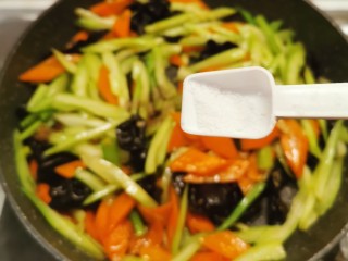 15、芹菜炒木耳,放入盐调整味道 翻拌均匀 关火