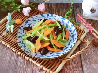 16、芹菜炒木耳,出锅装盘