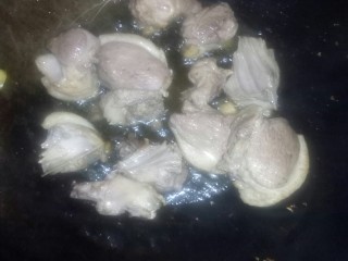 1、魔芋烧鸭,炒锅倒油，放入鸭块大火爆香，捞出。