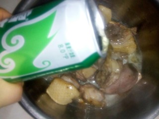 2、魔芋烧鸭,倒入啤酒浸泡两小时以上。