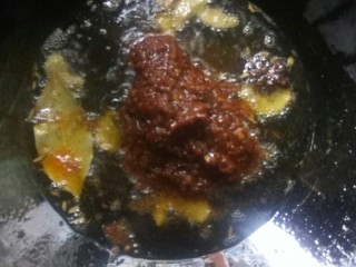 5、魔芋烧鸭,放入郫县豆瓣酱炒香。