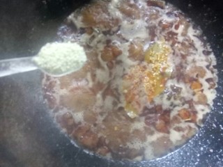 8、魔芋烧鸭,加鸡精调味。