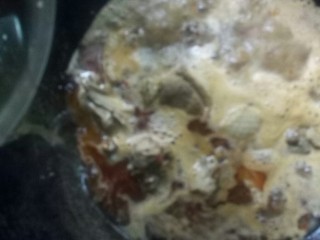 11、魔芋烧鸭,沿锅边倒入啤酒，大火烧。