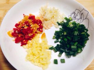 4、鱼香肉丝,将蒜姜拍碎剁成末，泡红辣椒剁碎（可用泡小米椒和新鲜红小米椒剁碎混合代替），大葱切成葱花。