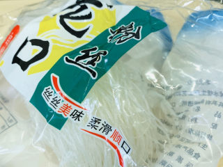 1、粉丝蒸金针菇,取出粉丝;
