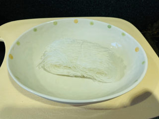 2、粉丝蒸金针菇,这粉丝是一把的量;