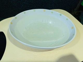 4、粉丝蒸金针菇,将粉丝泡在热水中;