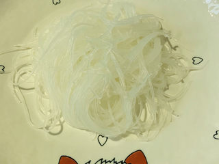 13、粉丝蒸金针菇,先装入盘中,放在盘子中间;