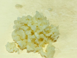 17、粉丝蒸金针菇,用压蒜器压的蒜蓉很细腻;