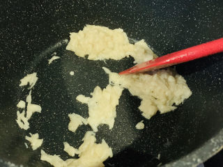 19、粉丝蒸金针菇,将切碎的金针菇根部先下锅炒香;