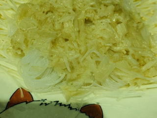 20、粉丝蒸金针菇,炒煸炒完,先倒在粉丝上面;