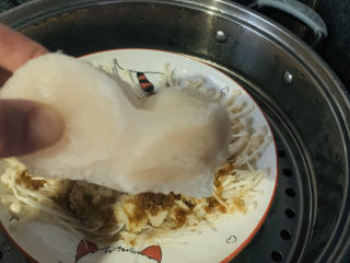 26、粉丝蒸金针菇,加两个鲜贝,放蒸锅,水开后,大火蒸10分钟;