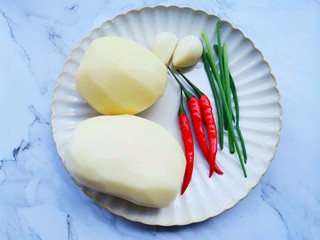 1、醋溜土豆丝,准备好所有食材。