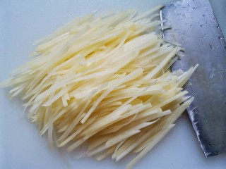 2、醋溜土豆丝,土豆去皮切成丝。