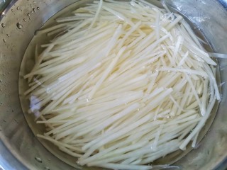 3、醋溜土豆丝,切好的很细土豆丝清水浸泡5分钟，