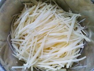 4、醋溜土豆丝,多清洗几遍去掉多余淀粉。