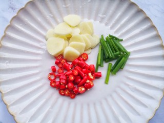5、醋溜土豆丝,小米椒葱蒜切好。