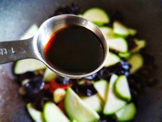 8、醋溜土豆丝,加一勺生抽。