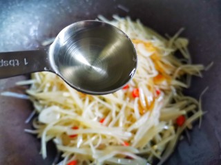 9、醋溜土豆丝,2勺米醋。