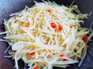 11、醋溜土豆丝,炒匀。