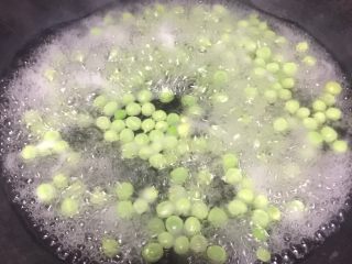 4、青菜钵,加盐煮熟