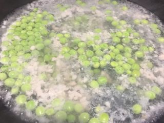 7、青菜钵,青豆和肉末煮熟
