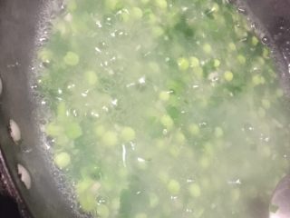 9、青菜钵,加入芡粉勾芡