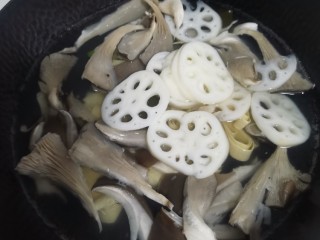 3、鲜蔬麻辣香锅,蘑菇藕片，干豆腐焯水