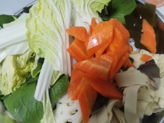 4、鲜蔬麻辣香锅,焯水后和所有菜一起放到大盘中备用