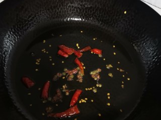 6、鲜蔬麻辣香锅,起锅烧油，干辣椒爆香