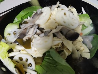 8、鲜蔬麻辣香锅,把菜都放入锅中