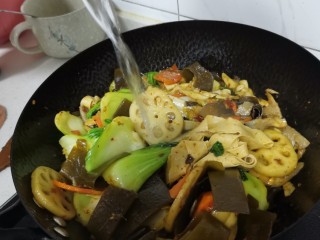 11、鲜蔬麻辣香锅,加少许盐加一点水