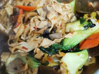 12、鲜蔬麻辣香锅,大火在翻炒2.3分钟就可以出锅