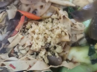 13、鲜蔬麻辣香锅,装盘把姜末放到上面