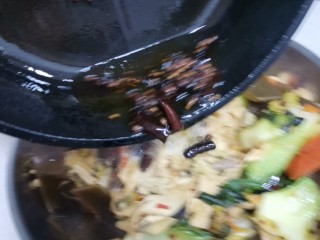 14、鲜蔬麻辣香锅,另起锅热油烧花椒麻椒干辣椒段浇在上面