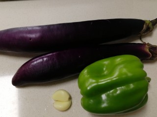 1、清炒茄丝,准备茄子，青椒，蒜瓣。