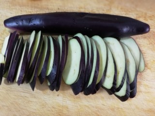 2、清炒茄丝,茄子洗净，去蒂，斜切成片。