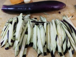 3、清炒茄丝,再切丝。