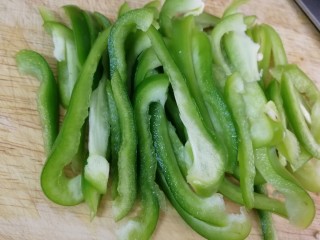 5、清炒茄丝,切丝。