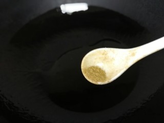 8、清炒茄丝,少许十三香。