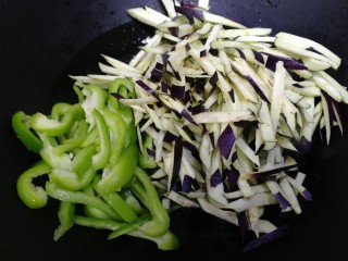 10、清炒茄丝,一起放入青椒丝和茄丝。