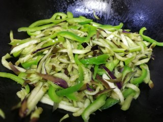 12、清炒茄丝,炒至茄丝里面的水份蒸发，变软。