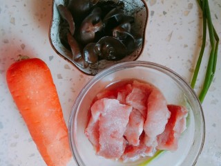 1、鱼香肉丝,准备食材