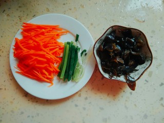 3、鱼香肉丝,胡萝卜用擦丝器擦细丝，葱切丝，黑木耳切小块