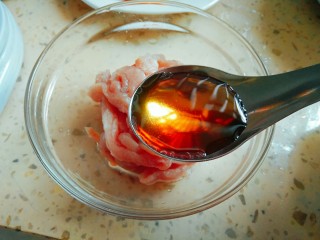 4、鱼香肉丝,往猪肉加一勺料酒